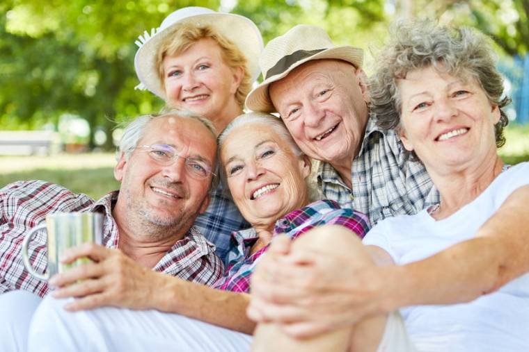 Si le revenu moyen des retraités est moins élevé que celui de l’ensemble de la population, ils ont néanmoins un meilleur niveau de vie. (Crédit photo: 123RF)