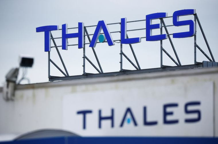 Le logo de Thales sur un bâtiment de l'entreprise à Brest, France