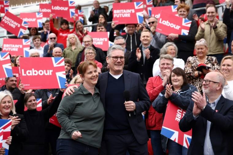 Le chef du Parti travailliste Keir Starmer félicite la nouvelle élue des East Midlands Claire Ward, à Mansfield Mansfield, dans le centre de l'Angleterre le 4 mai 2024 ( AFP / Darren Staples )