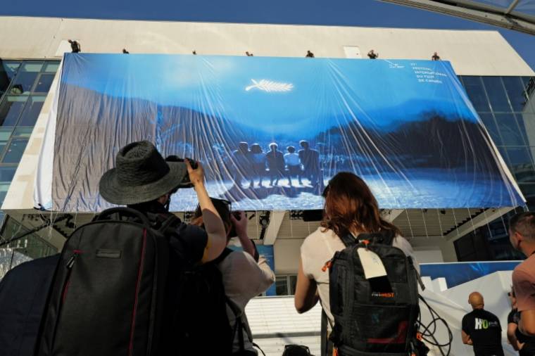 L'affiche du 77e festival de Cannes, à la veille de son ouverture, le 13 mai 2024 dans les Alpes-Maritimes ( AFP / Valery HACHE )