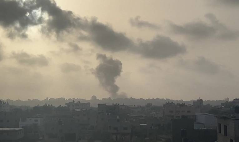 Un panache de fumée s'élève au-dessus de la ville de Gaza