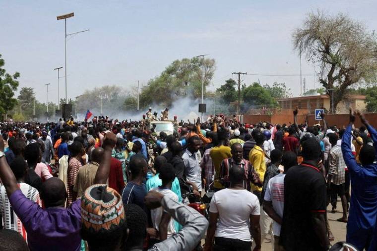 Des manifestants pro-junte se rassemblent devant l'ambassade de France à Niamey