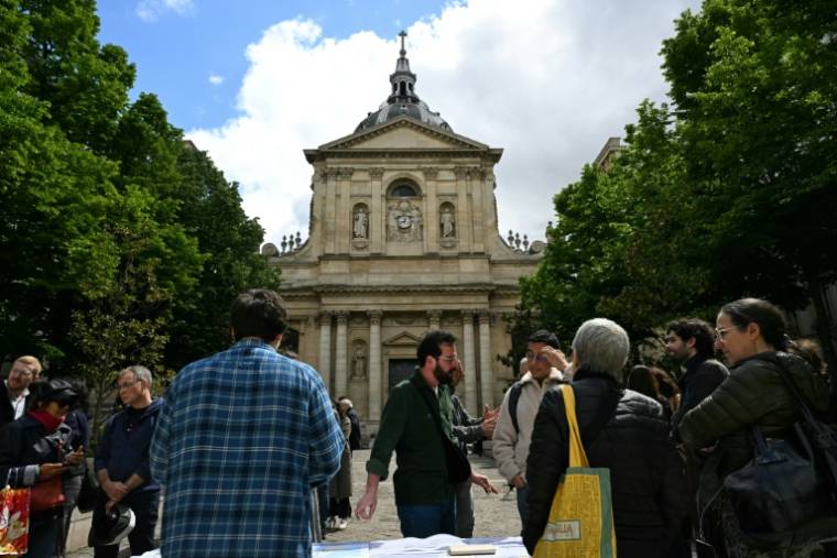 Une "table du dialogue" organisée par l'UEJF place du Panthéon, le 3 mai 2024 à Paris  ( AFP / Miguel MEDINA )