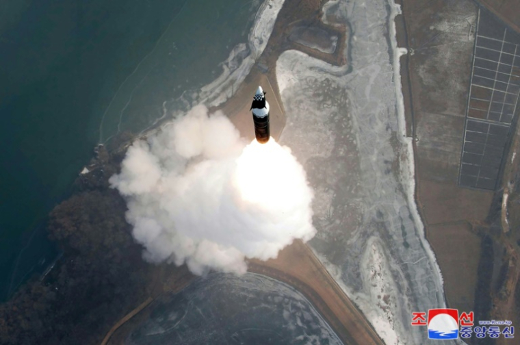 Une photo diffusée par l'agence de presse nord-coréenne KCNA montre ce qui est présenté comme un lancement de missile hypersonique, le 6 janvier 2025 depuis un lieu indéterminé ( KCNA VIA KNS / STR )