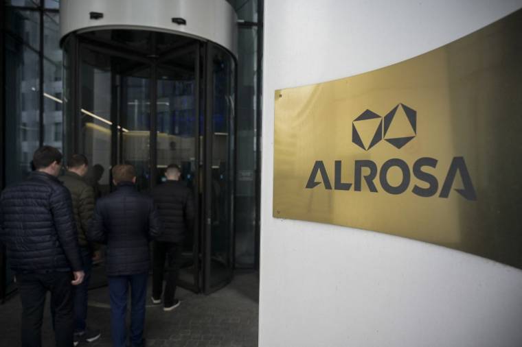 Le logo du producteur de diamants russe Alrosa visible à l'entrée de ses bureaux à Moscou, le 27 avril 2022. ( AFP / NATALIA KOLESNIKOVA )