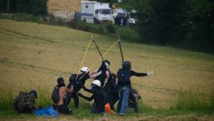 Des militants écologistes utilisent une catapulte artisanale contre les forces de l'ordre lors d'une manifestation contre l'autoroute A69 en construction entre Castres et Toulouse, le 8 juin 2024 à Puylaurens, dans le Tarn  ( AFP / Ed JONES )