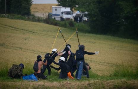 Des militants écologistes utilisent une catapulte artisanale contre les forces de l'ordre lors d'une manifestation contre l'autoroute A69 en construction entre Castres et Toulouse, le 8 juin 2024 à Puylaurens, dans le Tarn  ( AFP / Ed JONES )