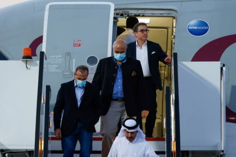 Les citoyens américains Siamak Namazi (à droite), Emad Sharqi (à gauche) et Morad Tahbaz (à droite) débarquent d'un avion qatari à leur arrivée à l'aéroport international de Doha, le 18 septembre 2023 ( AFP / Karim JAAFAR )
