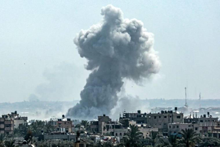 Un panache de fumée s'élève à la suite d'un bombardement israélien au nord de Nouseirat, dans le centre de la bande de Gaza, le 23 avril 2024 ( AFP / - )