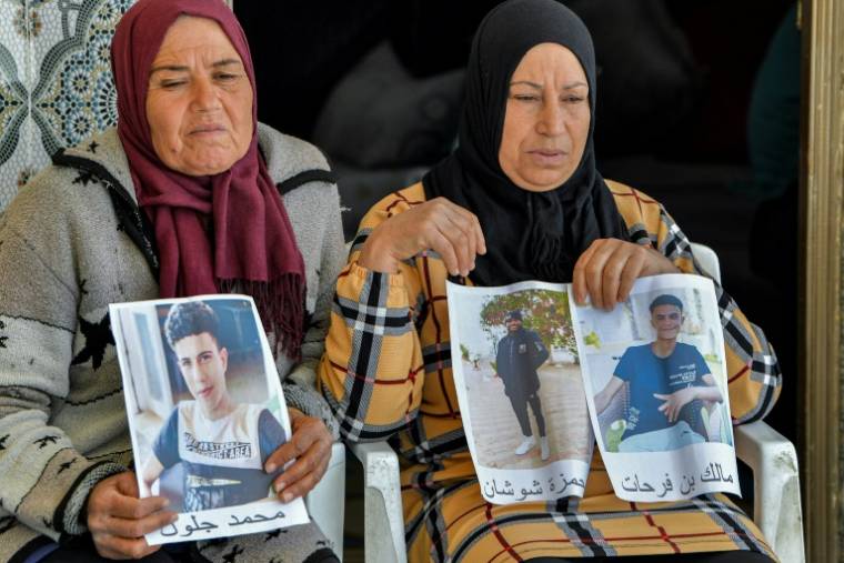 Des membres des familles de jeunes migrants tunisiens perdus en mer en janvier se rassemblent avec leurs photos à El Hencha, dans le centre de la Tunisie, le 23 avril 2024 ( AFP / FETHI BELAID )