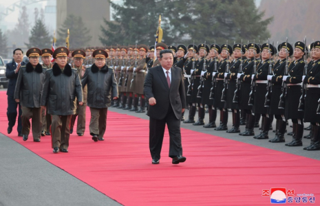 Cette photo prise le 21 novembre 2024 et diffusée par l'agence de presse officielle nord-coréenne KCNA le 22 novembre 2024, montre le dirigeant nord-coréen Kim Jong Un participant à la cérémonie d'ouverture d'une exposition de défense à Pyongyang ( KCNA VIA KNS / STR )