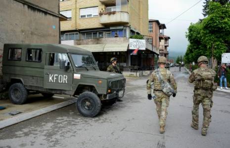 Des soldats de l'OTAN patrouillent dans les rues de Zvecan, dans le nord du Kosovo, le 1er juin 2023, à la suite d'affrontements avec des manifestants serbes ( AFP / - )