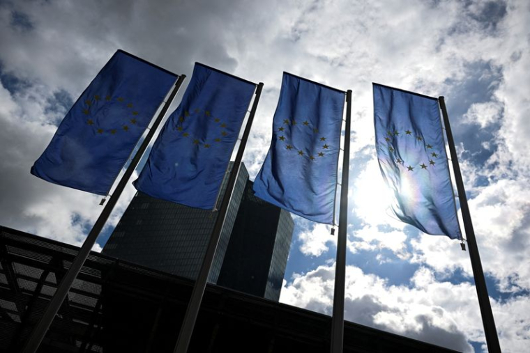 Les drapeaux de l'Union européenne flottent devant la BCE