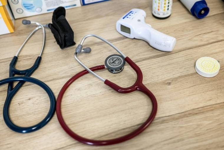 Des milliers de médecins et biologistes libéraux ont fermé leurs hôpitaux et laboratoires jeudi et vendredi, certains pour exiger des prix plus élevés et d'autres pour éviter de perdre des bénéfices (AFP / JEFF PACHOUD)