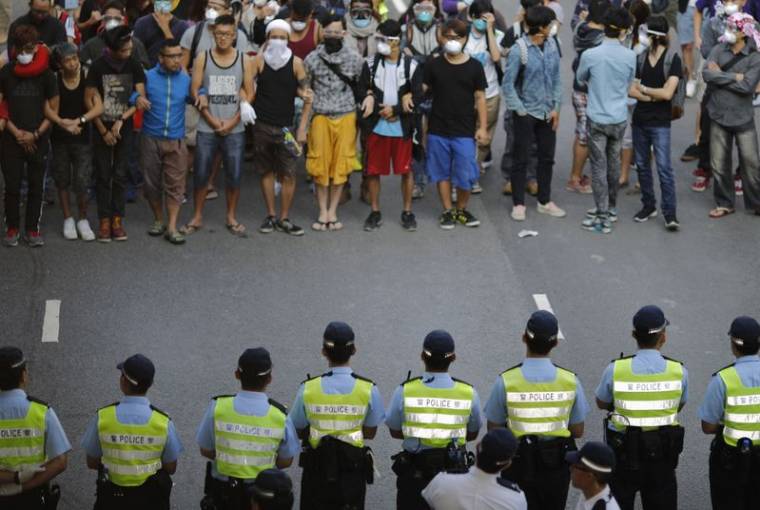 LA POLICE DE HONG KONG DÉGAGE LES BARRICADES