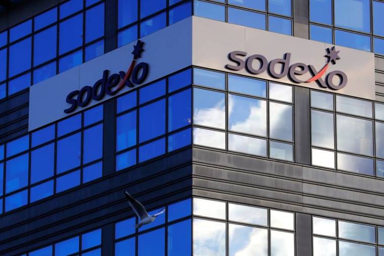 Le logo du groupe français de services aux salariés Sodexo est vu au siège de l'entreprise à Issy-les-Moulineaux près de Paris