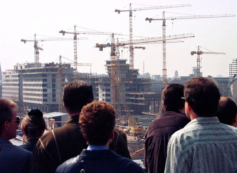 Des visiteurs examinent un chantier à Berlin