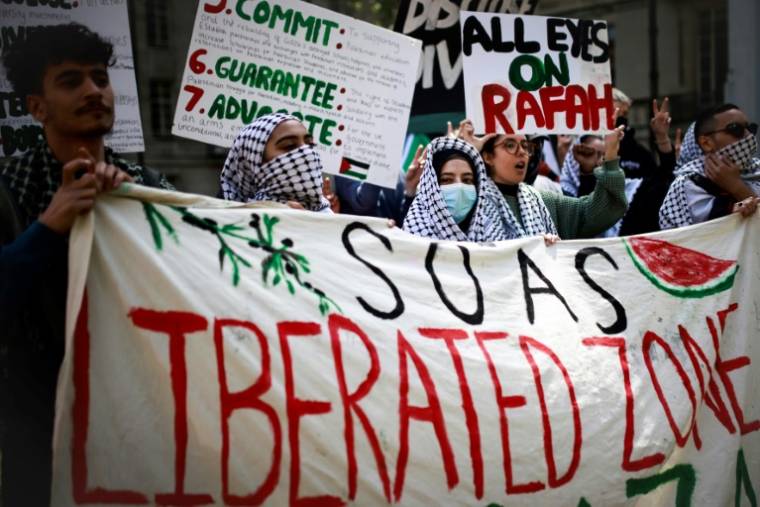 Des étudiants propalestiniens manifestent sur le campus de la SOAS University de Londres, le 8 mai 2024 ( AFP / BENJAMIN CREMEL )
