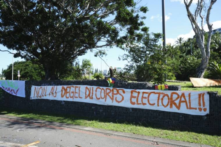 Bannière contre la réforme du corps électoral en Nouvelle-Calédonie, le 24 mai 2024 à Nouméa ( AFP / Theo Rouby )