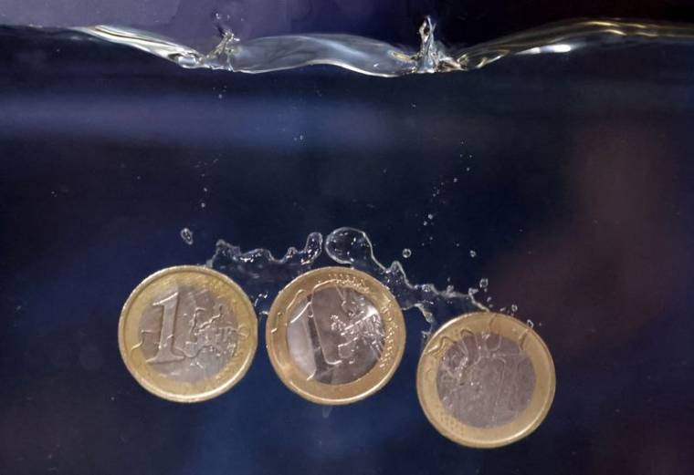 Une illustration montre des pièces d'euros plongeant dans l'eau