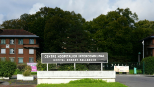 L'entrée de l'hôpital Robert Ballanger, le 22 octobre 2024 à Aulnay-sous-Bois, en Seine-Saint-Denis où Santiago, un nourrisson de 17 jours, a été enlevé par ses parents ( AFP / Dimitar DILKOFF )