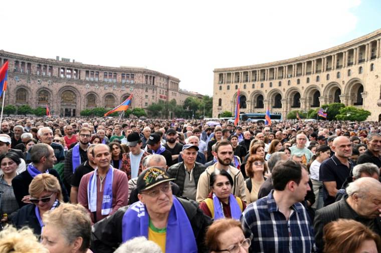 Manifestation pour réclamer la démission du Premier ministre arménien Nikol Pachinian après la cession de villages frontaliers à l'Azerbaïdjan, le 26 mai 2024 à Erevan ( AFP / KAREN MINASYAN )