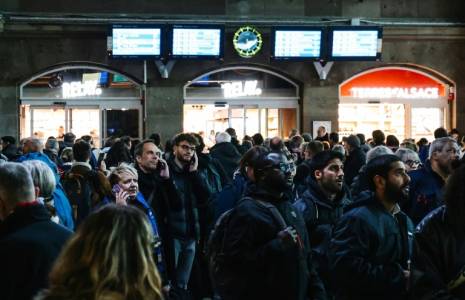 Des passagers attendent leur train en retard à la gare de Strasbourg, dans le bas-Rhin, le 26 avril 2024 ( AFP / Abdesslam MIRDASS )