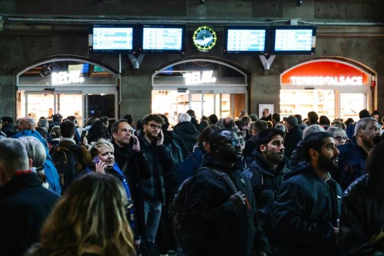 Des passagers attendent leur train en retard à la gare de Strasbourg, dans le bas-Rhin, le 26 avril 2024 ( AFP / Abdesslam MIRDASS )