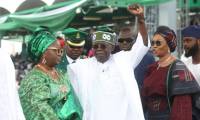 Le nouveau président nigérian Bola Tinubu (au centre) salue la foule durant sa cérémonie d'investiture, le 29 mai 2023 à Abuja ( AFP / KOLA SULAIMON )