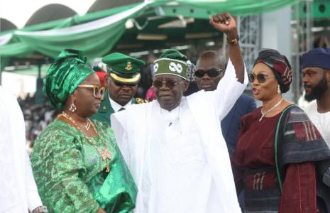 Le nouveau président nigérian Bola Tinubu (au centre) salue la foule durant sa cérémonie d'investiture, le 29 mai 2023 à Abuja ( AFP / KOLA SULAIMON )