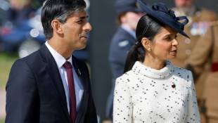 Rishi Sunak et sa femme Akshata Murty lors d'une cérémonie au mémorial britannique de Ver-sur-Mer, dans le Calvados, le 6 juin 2024 ( POOL / Ludovic MARIN )