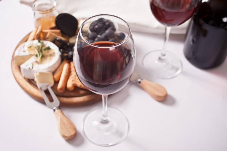 Le vignoble du Beaujolais est connu dans le monde entier pour sa production de vins rouges légers et fruités. ( crédit photo : Shutterstock )