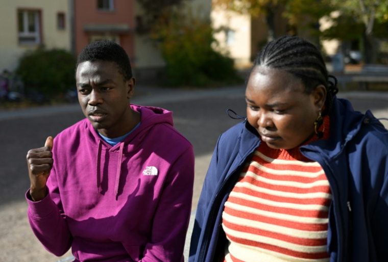 Arkota Suleiman Jabonah (g) et sa soeur Fida lors d'une interview avec l'AFP dans un foyer temporaire pour réfugiés et demandeurs d'asile sur le site de l'ancien camp d'accueil d'urgence pour les réfugiés et les réinstallés de la RDA à Marienfelde, dans la banlieue de Berlin, le 16 octobre 2024 ( AFP / Ralf Hirschberger )