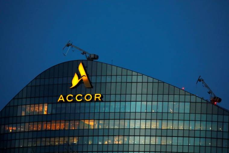 Photo d'archives :  Le logo de l'opérateur hôtelier français AccorHotels est visible au sommet du siège de la société près de Paris