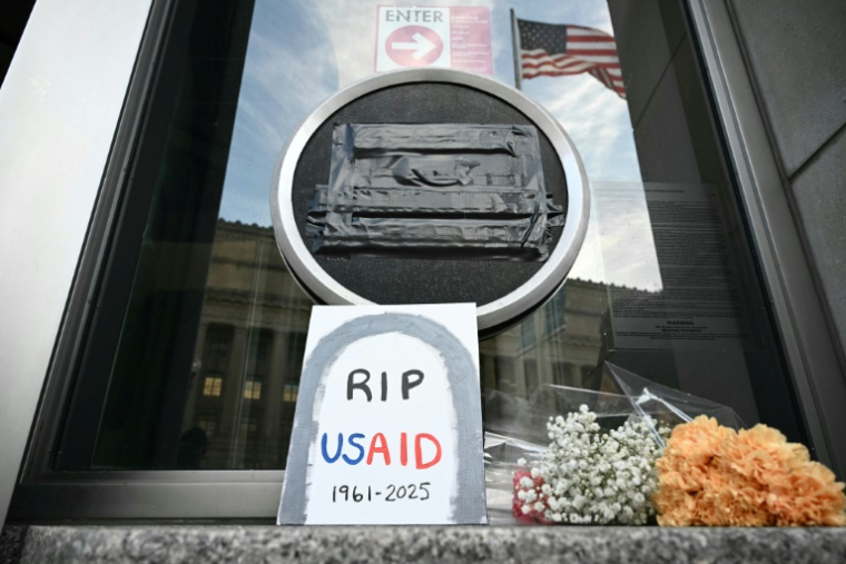 Devant le siège de l'USAid -dont l'enseigne a été masquée par des rubans adhésifs noirs- le 7 février 2025 à Washington ( AFP / Mandel NGAN )