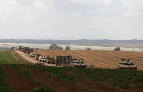 Des chars et des véhicules militaires israéliens roulent près de la frontière avec la bande de Gaza, le 12 mai 2024 ( AFP / Menahem KAHANA )