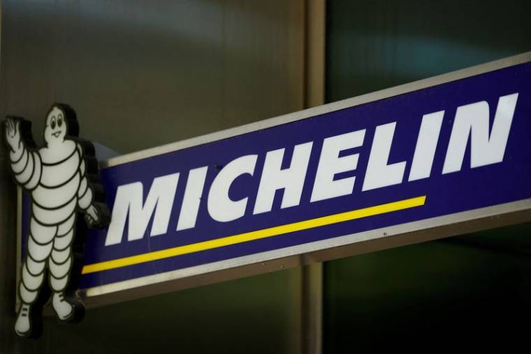 Logo Michelin devant des bureaux de l'entreprise