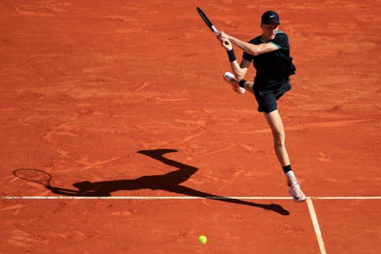 Le joueur de tennis italien Jannik Sinner lors du match l'opposant au Grec Stefanos Tsitsipas lors du tournoi de tennis ATP de Monte-Carlo le 13 avril 2024. ( AFP / Valery HACHE )