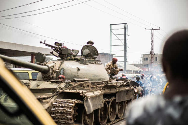 Des soldats des Forces armées de la République démocratique du Congo (FARDC) à bord d'un char quittent la ville de Goma (RDC), en direction de Sake, le 23 janvier 2025 ( AFP / Jospin Mwisha )