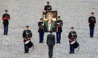 Emmanuel Macron devant le portrait d'Hélène Carrère d'Encausse lors d'un hommage national à l'Hôtel des Invalides à Paris, le 3 octobre 2023 ( AFP / Ludovic MARIN )