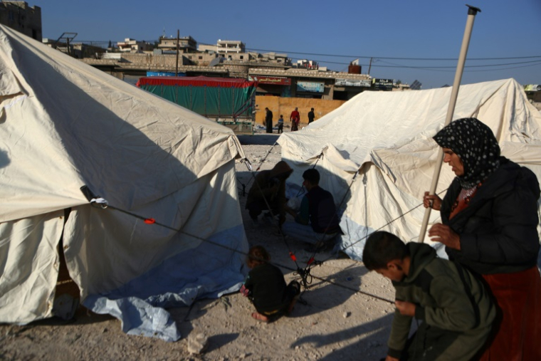 Des familles syriennes déplacées par les combats dans le nord-ouest s'installent dans le village de Berdakli, près de Dana, dans la province d'Idleb, le 28 novembre 2024  ( AFP / AAREF WATAD )