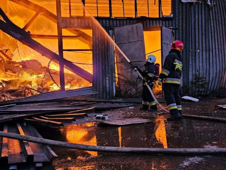 Des pompiers luttent contre un incendie après une attaque de drone à Lviv, le 19 septembre 2023 en Ukraine ( Service d'urgence ukrainien / Handout )