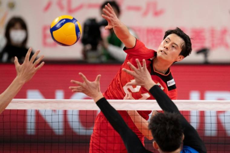 Ran Takahashi (en haut) frappe le ballon lors du match Tokyo Challenge 2021 des Jeux internationaux de volley-ball entre le Japon et la Chine, le 2 mai 2021 à Tokyo ( AFP / Philip FONG )