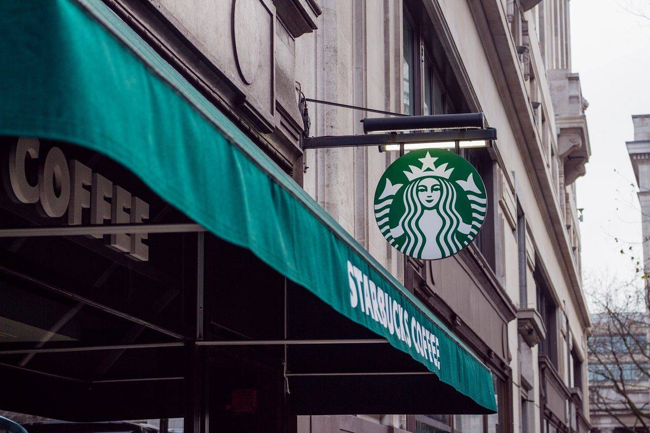 Une enseigne Starbucks (Crédit: Dom J / Pexels)