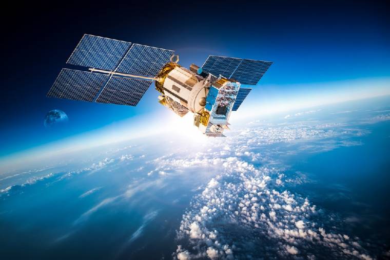 L'opérateur satellitaire est pénalisé par un abaissement de recommandation de JP Morgan. (Image d'illustration /crédit : Adobe Stock)