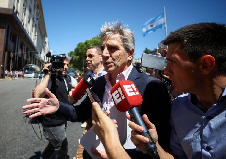 Photo d'archives: Le ministre argentin de l'Économie, Luis Caputo, s'adresse à la presse à Buenos Aires