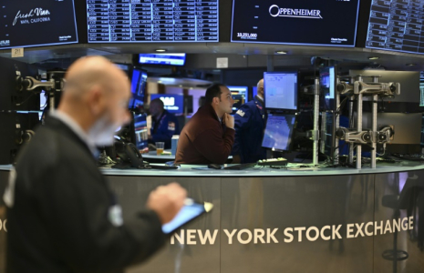 Des opérateurs du New York Stock Exchange ( AFP / ANGELA WEISS )