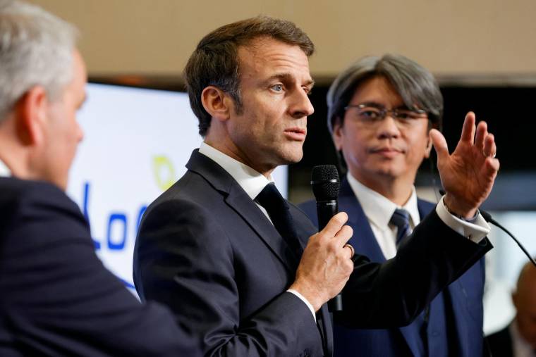 Le président Emmanuel Macron avec le pdg de ProLogium Vincent Yang le 12 mai 2023 à Dunkerque ( POOL / PASCAL ROSSIGNOL )