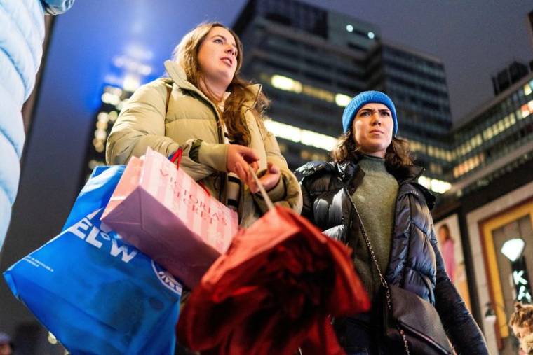 Des personnes font leurs achats pendant les fêtes de fin d'année à New York