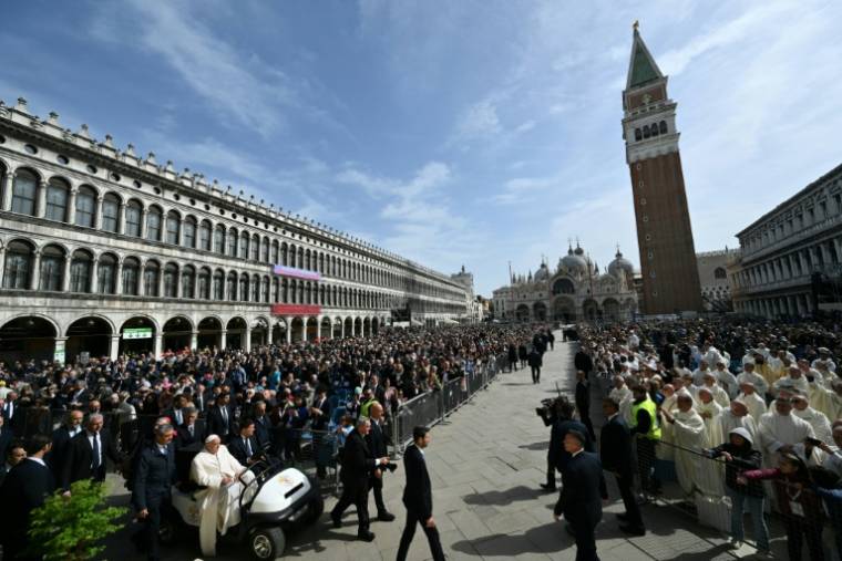 Le pape François arrive pour présider une messe sur la place Saint-Marc, le 28 avril 2024 à Venise ( AFP / Alberto PIZZOLI )